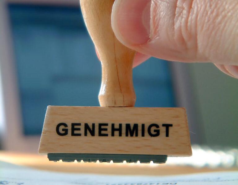 Behördenstempel mit dem Aufdruck „genehmigt“