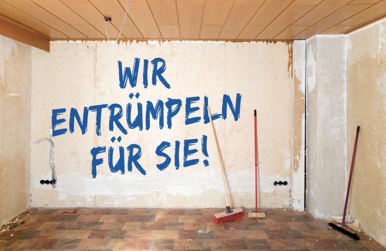 Ein leerer, entrümpelter Raum mit der Wandaufschrift „Wir entrümpeln für Sie!“